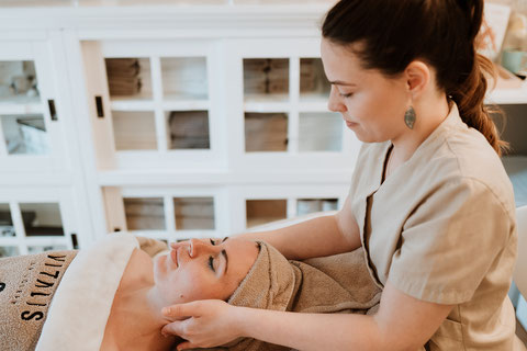 Hochwertige Naturkosmetik-Gesichtsbehandlung mit Team Dr Joseph Produkten in Leipzig