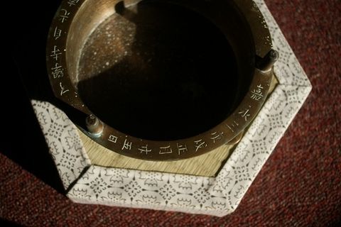 When I turned this gong upside down, I happened to find some old characters....It says, "Year 1850 (Kaei-San-nen), January 25th....Ryogakuji Temple.