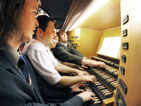 40 Finger / 424 Tasten: ein Tango für vier Spieler an einer Orgel | Foto: Klaus Landry
