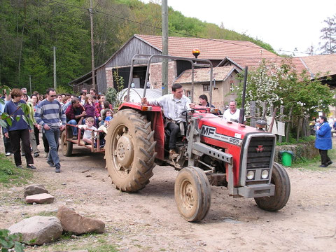 Pierre-Henri emmène la troupe sur son tracteur.