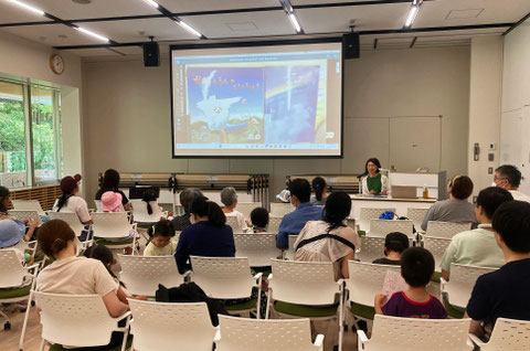 こんな風に大きなスクリーンに絵を映します。(前回の写真)