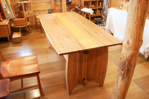 青森ヒバ 一枚板ダイニングテーブルになります