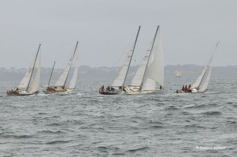 Au départ de la deuxième manche au près dans la brise, just Pure devance Pen duick III, Pangur Ban et Kraken II qui ont tous réduit la voilure.