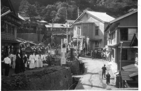 昔の下風呂温泉郷 中央奥の白い建物が「大湯」