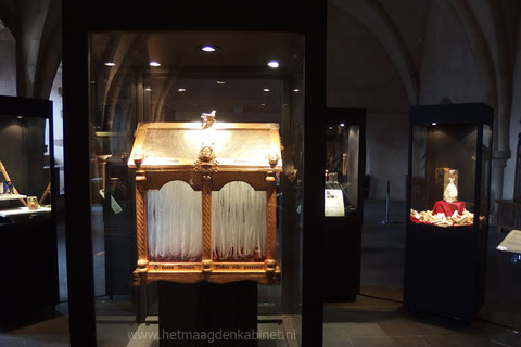 Het schrijn van Ursula Ellen Brouwers Het Maagdenkabinet expo kasteel Vianden 2015