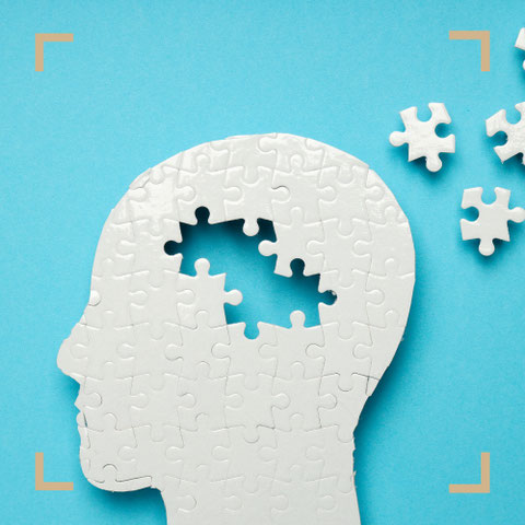 Symbolbild eines menschlichen Kopfes aus Puzzleteilen – Darstellung von Gedächtnis und kognitiven Funktionen für die Memory Clinic Neuro im Zentrum St. Gallen