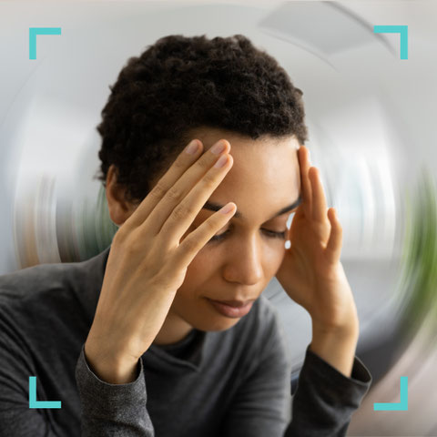 Frau mit Schwindel hält sich den Kopf – Symbolbild zur neurologischen Schwindelabklärung in der Praxis Neuro im Zentrum St. Gallen