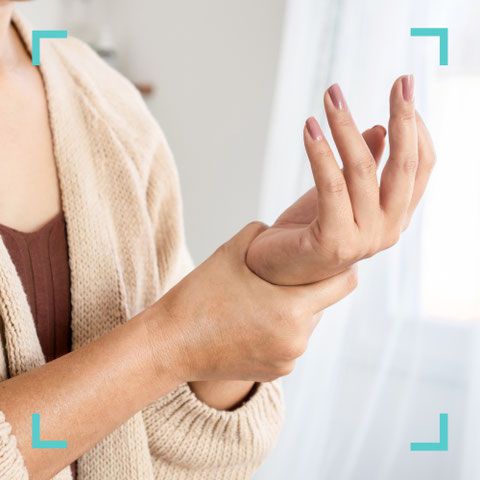 Frau hält schmerzendes Handgelenk – Behandlung von Karpaltunnelsyndrom in der neurologischen Praxis Neuro im Zentrum St. Gallen