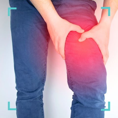 Mann hält schmerzhaft den Oberschenkel – Behandlung von Radikulopathie in der Praxis Neuro im Zentrum St. Gallen