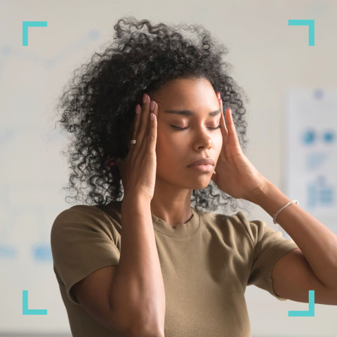 Frau hält sich den Kopf vor Schmerz – Behandlung von Kopfschmerzen und Migräne in der neurologischen Praxis Neuro im Zentrum St. Gallen