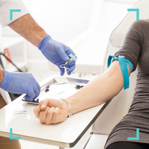 Arzt entnimmt Blut aus der Armvene einer Patientin in der neurologischen Praxis Neuro im Zentrum St. Gallen