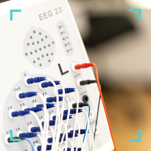 EEG-Gerät mit Elektroden zur Messung der elektrischen Hirnaktivität in der neurologischen Praxis Neuro im Zentrum St. Gallen