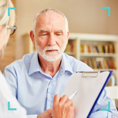 Ärztin im Anamnesegespräch mit Patient in der neurologischen Praxis Neuro im Zentrum St. Gallen