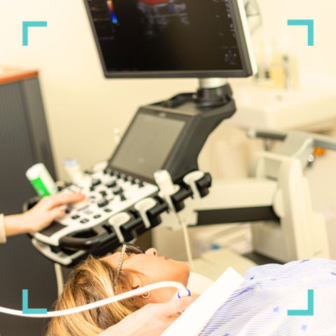 Ärztin führt Gefäßultraschall der Kopf- und Halsgefäße bei Patientin in der neurologischen Praxis Neuro im Zentrum St. Gallen durch