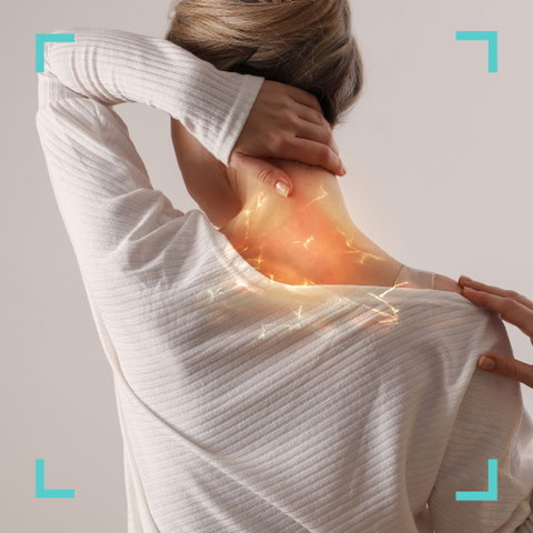 Frau fasst sich an den Nacken mit visualisierten Nervenimpulsen – Behandlung von Dystonien in der neurologischen Praxis Neuro im Zentrum St. Gallen