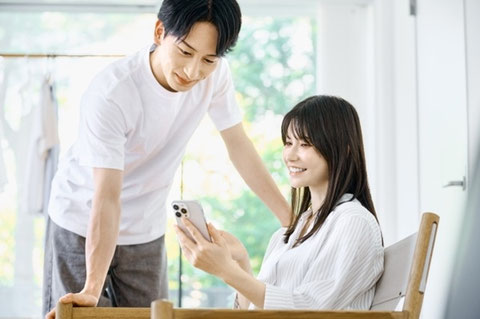 スマホでプランを見る夫婦