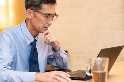 真剣にプランを立てる田中純