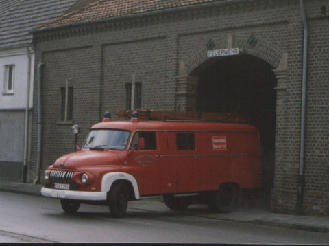 Im Hintergrund das Gerätehaus (Haus Krapol)