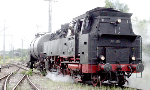 Nun mit richtiger Nummer: Die 64 419 fährt mit dem  Kesselwagen vorneweg aus dem Bw in den Bahnhof.