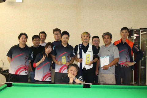 決勝戦後、高知・岡山の選手たちで一緒に撮影　Photo : JAPA