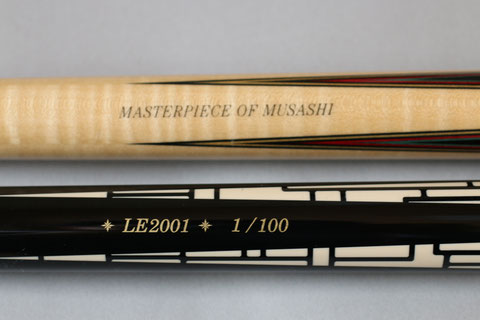 フォアアームに銘を入れているLE2001（メッヅ限定キュー。手前）とMUSASHI（アダムジャパン。奥）