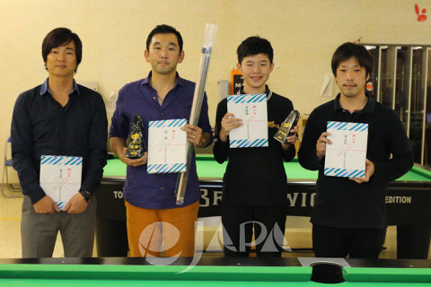 優勝：上原選手（左2）　Photo Courtesy of JAPA