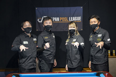 T'ism。左から、高橋邦彦、山本久司、小西さみあ、松田渉　©2021 JAPAN POOL LEAGUE