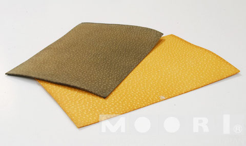 Jewelの革（左）と、Moori Ⅳの革