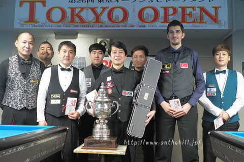 ※2020年大会表彰写真。中央の新井達雄が優勝