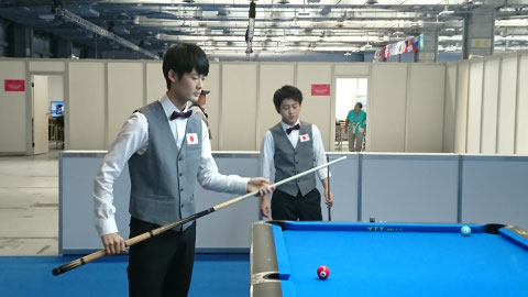 日本ペア：鈴木謙吾（左）&宍戸隆之　写真：前田義孝（ビリヤード監督）　以下同