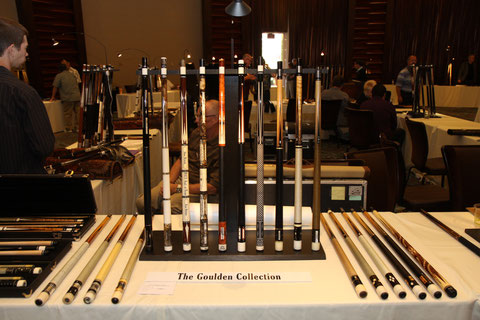 ↑コレクターのラック。右から5番目の 黒檀バットのキューがクレイグ・ピーターセン作