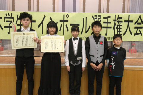 「中学生・小学生」部門優勝は村松勇志（左）