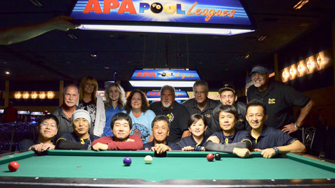 試合後の両チーム記念撮影ではみんな笑顔！