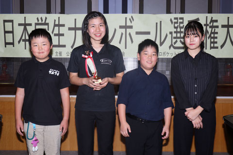 小中学生の部。左2の谷みいな選手が優勝