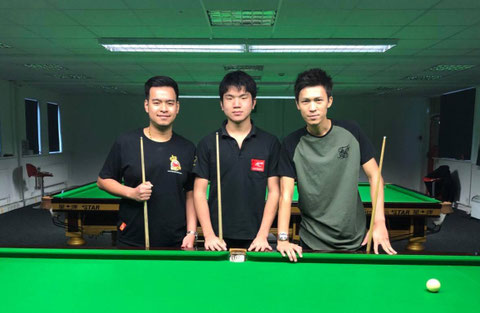 アカデミーにいるタイのプロ、ノッポン・センカム（左）と『F』（右）とともに　※画像提供：本人