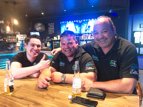 左からマット、ジョシュ、マイク。右のマイク（Mike Bowen）はマットをはじめ多くの子供たちにビリヤードの楽しさを伝えてきた人物　写真：Tomoya Okazaki