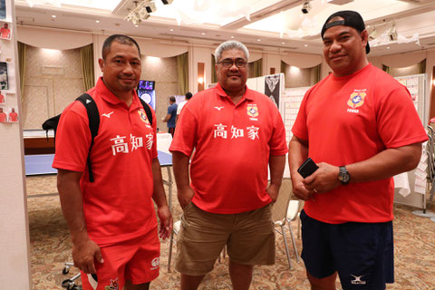 右端の帽子の方がラトゥ氏