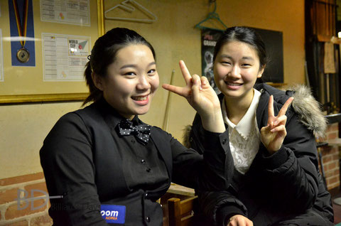 日本語の勉強がてら話し掛けてきてくれた14歳のキム・イエーウン（金叡恩。左）と18歳のミレ