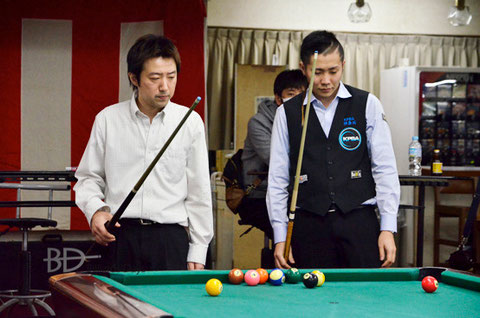 ファイナルのバンキング。杉山進也（左）vs小川徳郎