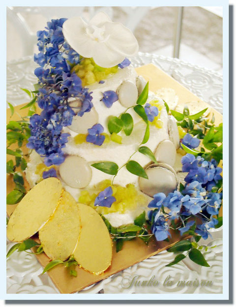 金色の蝶々が羽を半開きでケーキのトップやサイドにとまっていたらかわいいだろうな・・・、と思ってチョコに金箔を貼ったのですが思いのほか重量があったため飾れず、ベースにひきました。。小判みたいなことになってしまった(笑)でもなんだろう?っていうかわいさがありますよね(笑)