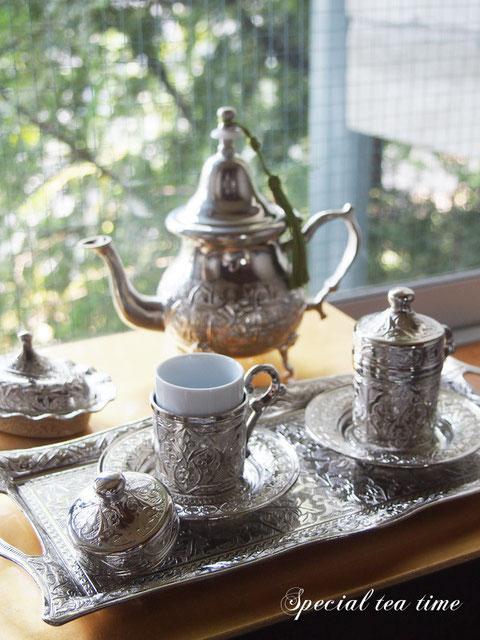お揃いのトルココーヒーカップと、トレー^^。 無事出産が終わったら、チャイティーを美味しくいれて、中庭でほーっとしよう♪と楽しみにしています。
