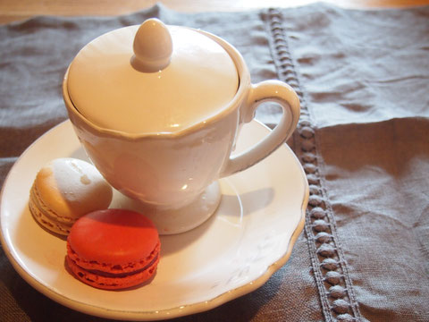 蓋つきだと冷めにくくてGoodです^^ このマカロンは サダハル・アオキ・パリの。