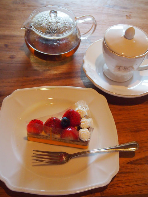 近所のケーキ屋さんのいちごタルト^^ ノンカフェイン紅茶を楽しんでいます