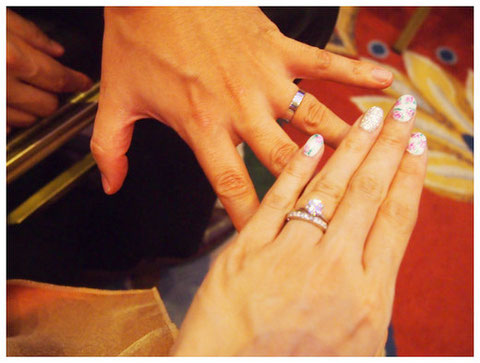 知人の結婚式の会場にて隣りだったので、指輪、撮ろうか^^と パチリ^^