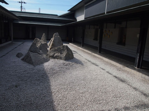 回廊には 彫刻や美術品が 神社仏閣のような神聖な空気が流れています。