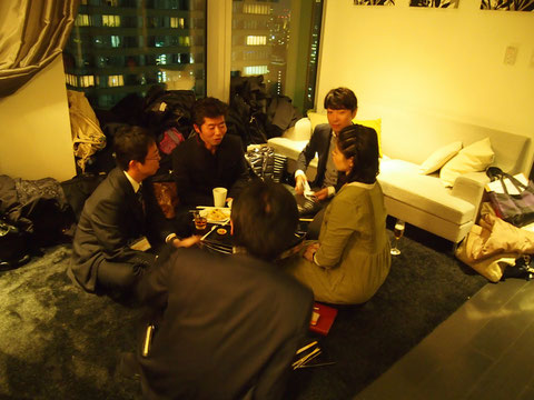 顔が見えてる左側が オリンピックセラピストのサニー久永さん。右はだーさん。