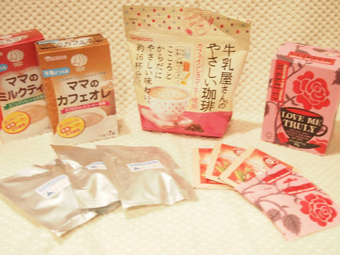 鉄分カルシウム入りの「ママのカフェオレ」や、ノンカフェイン紅茶、カフェインレスコーヒー、ノンカフェインのチャイ、ローズヒップティー等々・・^^これだけあれば 秋冬のインドア-Maternity^^(造語笑)の充実は成功間違いありません♪ あとミロも購入しました。 授乳時期には母乳の出がよくなるという、タンポポコーヒーを飲んでみようとおもいます^^ あと、写真にはありませんが、有機栽培のルイボスティーもよく飲んでいます^^