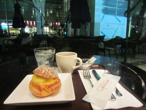ちょっと早めに支度ができてしまったため リッツ一階のcafeデリでシュークリームをひとつ^^ つわりを紛らわす作戦