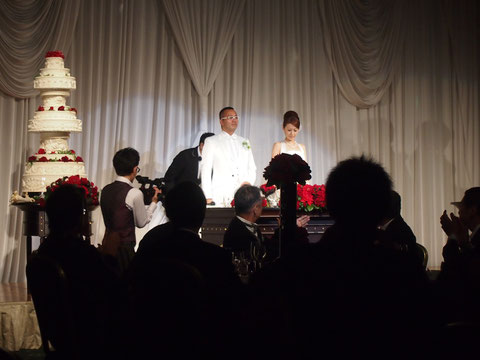 このようなケーキを用意する結婚式っていまどきないと思うので、さすがあったか社長と思います! サービス精神抜群です*^^*