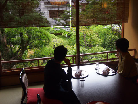 すだれが夏らしくて涼しげです^^ 2人とも緑が大好きなのでリラックスしています